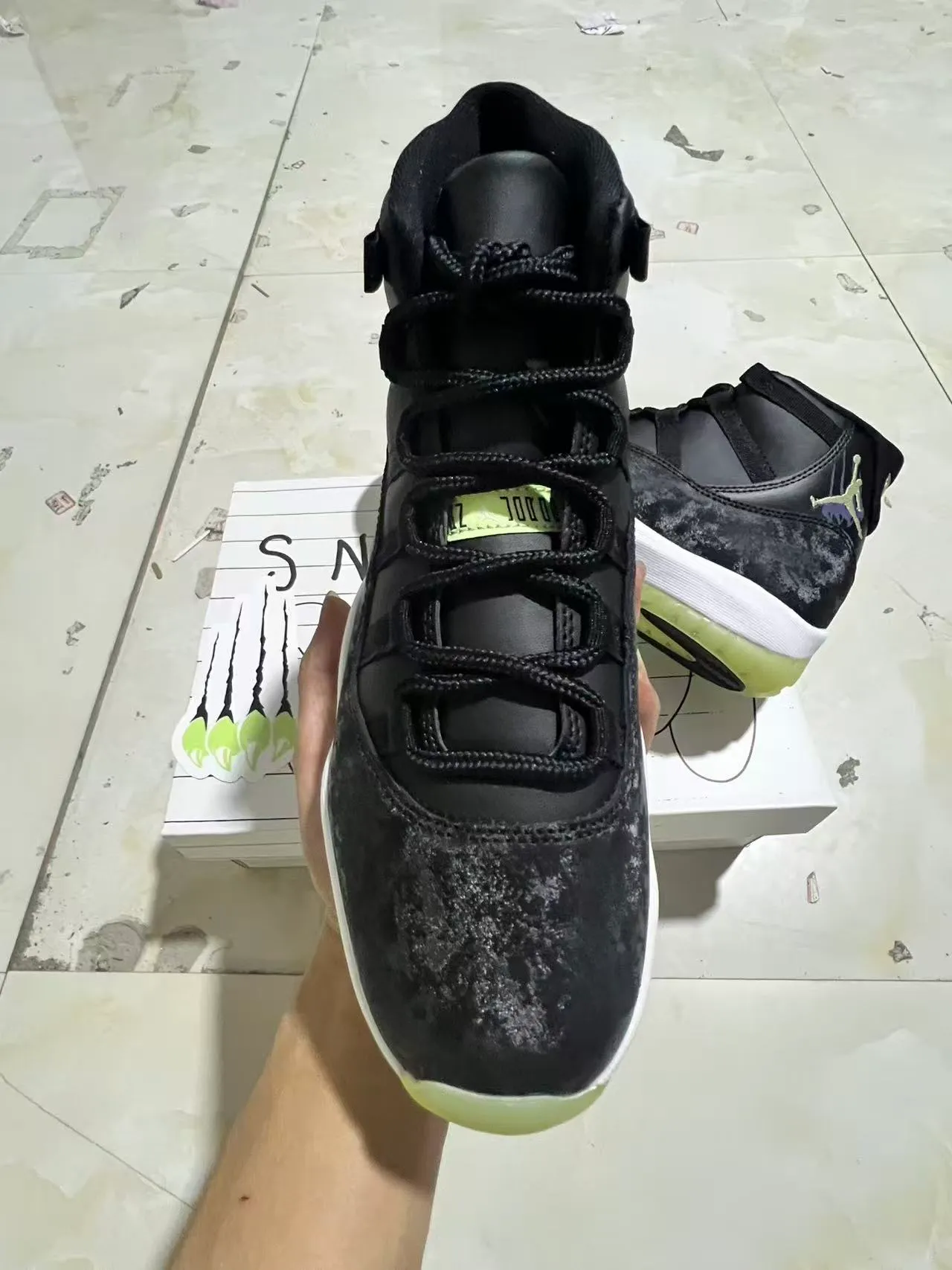 Chaussures de basketball montantes Air Jordan 11 noir et jaune avec empeigne vieillie 2
