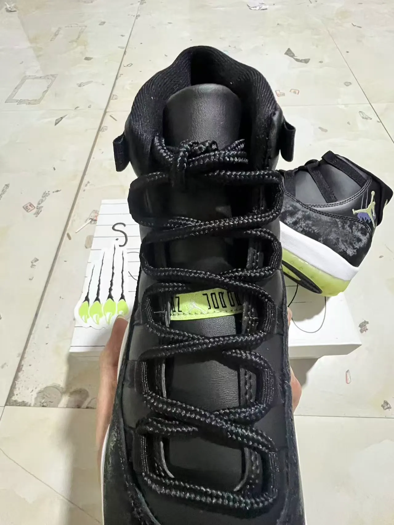 Chaussures de basketball montantes Air Jordan 11 noir et jaune avec empeigne vieillie 3