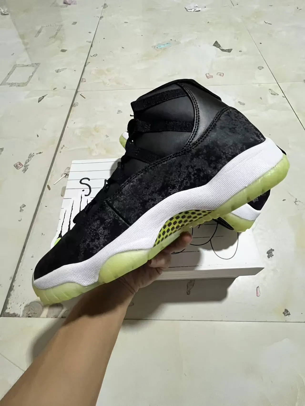 Chaussures de basketball montantes Air Jordan 11 noir et jaune avec empeigne vieillie 4