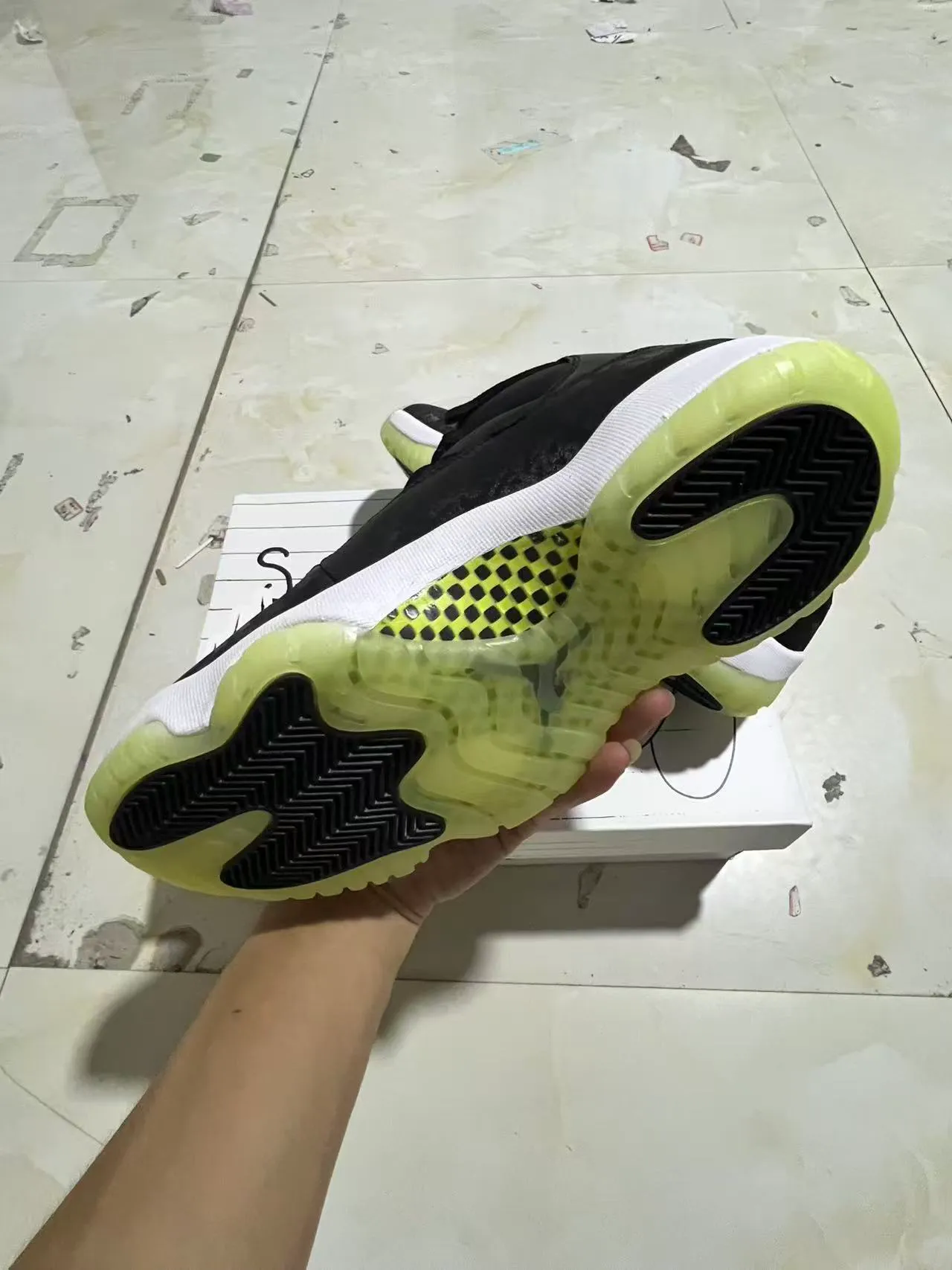 Chaussures de basketball montantes Air Jordan 11 noir et jaune avec empeigne vieillie 5