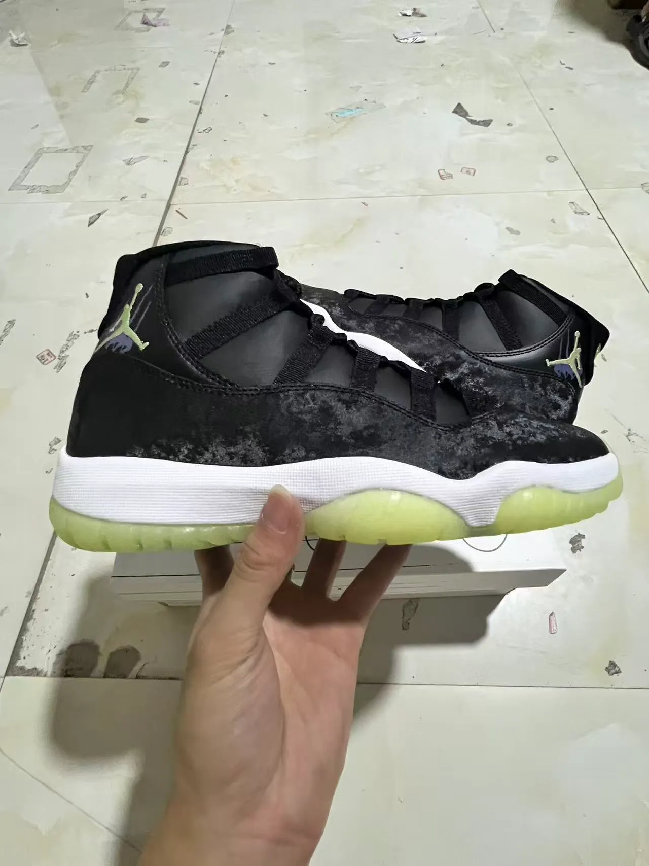 Chaussures de basketball montantes Air Jordan 11 noir et jaune avec empeigne vieillie 9