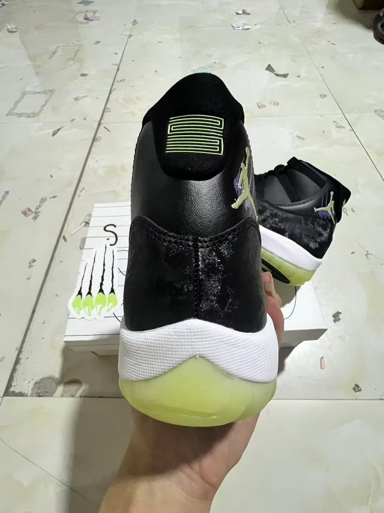 Chaussures de basketball montantes Air Jordan 11 noir et jaune avec empeigne vieillie 10