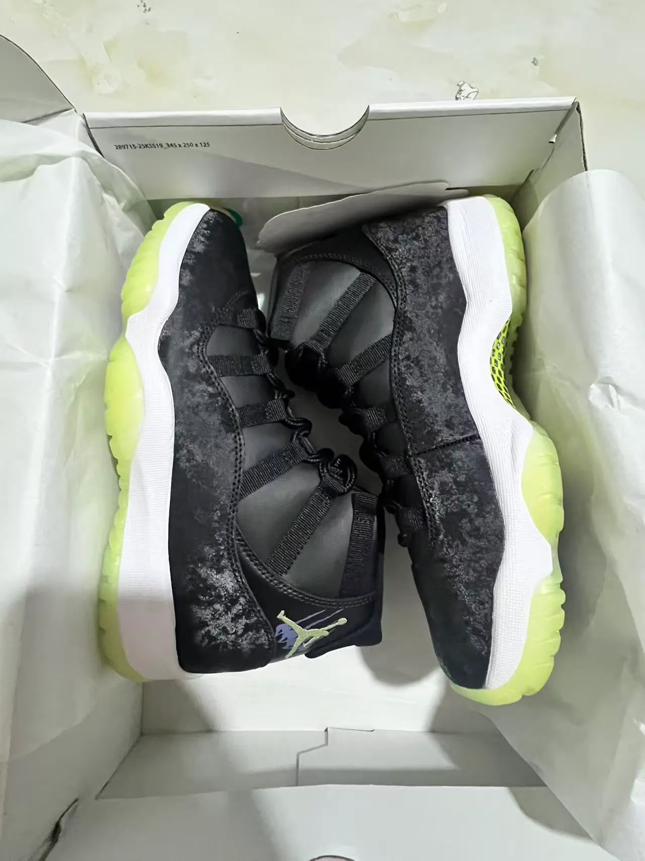 Chaussures de basketball montantes Air Jordan 11 noir et jaune avec empeigne vieillie 6