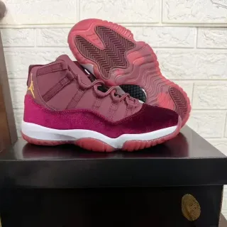 Tênis de basquete de cano alto Air Jordan 11 em veludo bordô