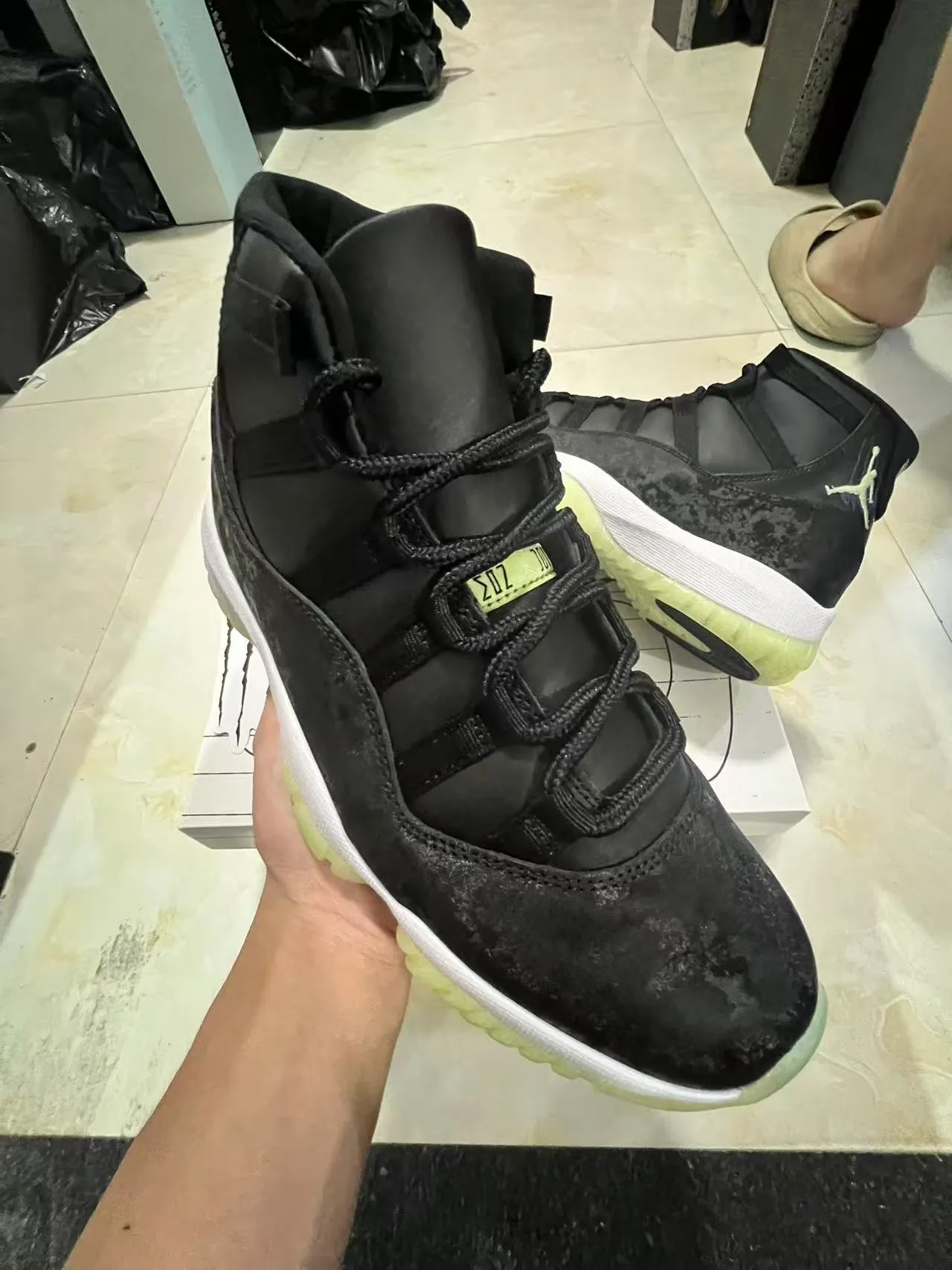 Air Jordan 11 distressed black white lime green বাস্কেটবল জুতো 2