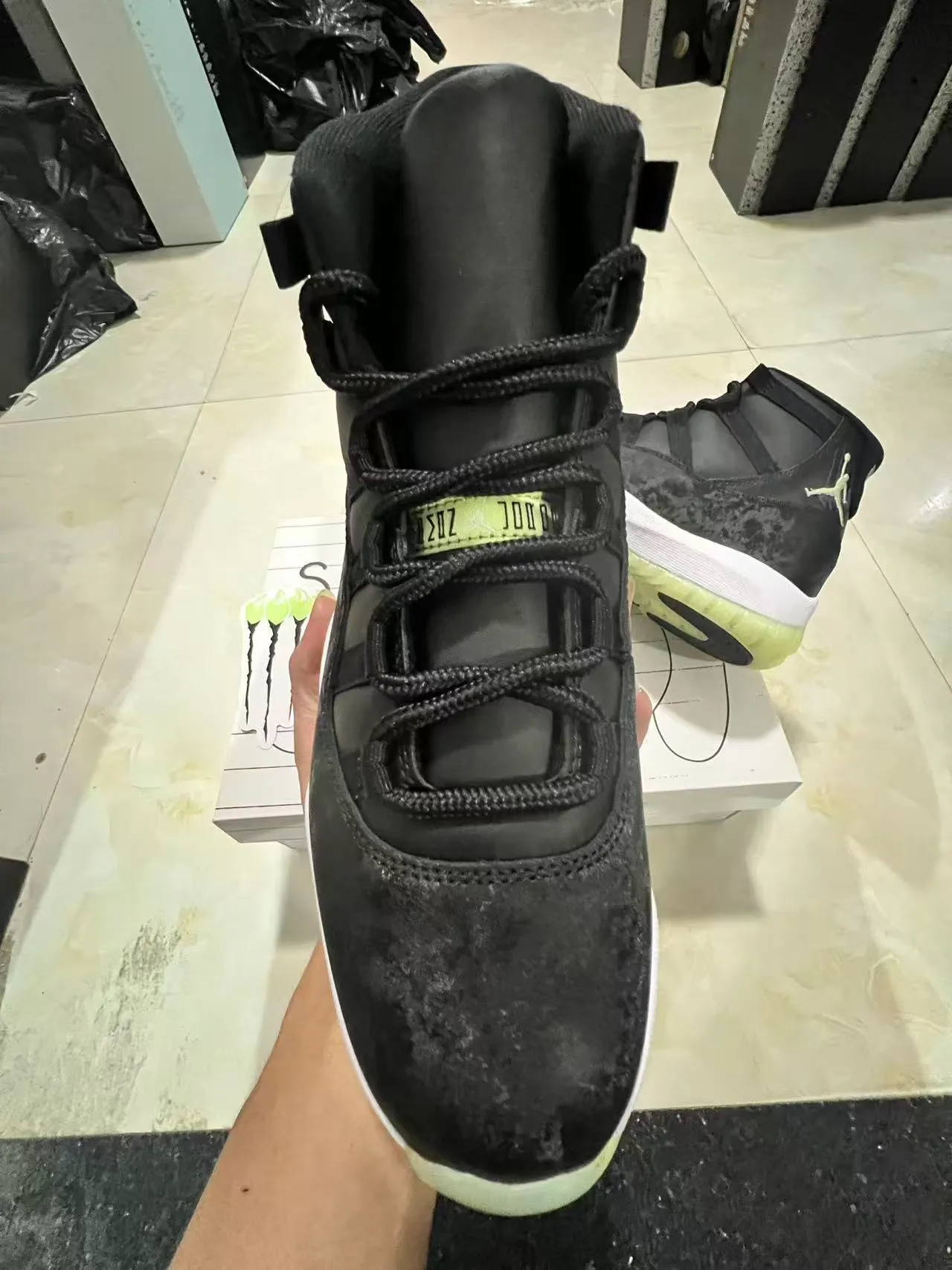 Air Jordan 11 distressed black white lime green বাস্কেটবল জুতো 3