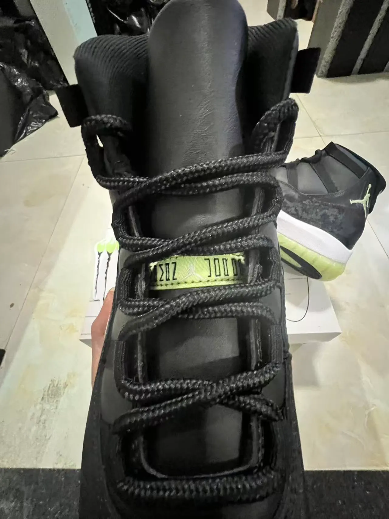 Air Jordan 11 distressed black white lime green বাস্কেটবল জুতো 4