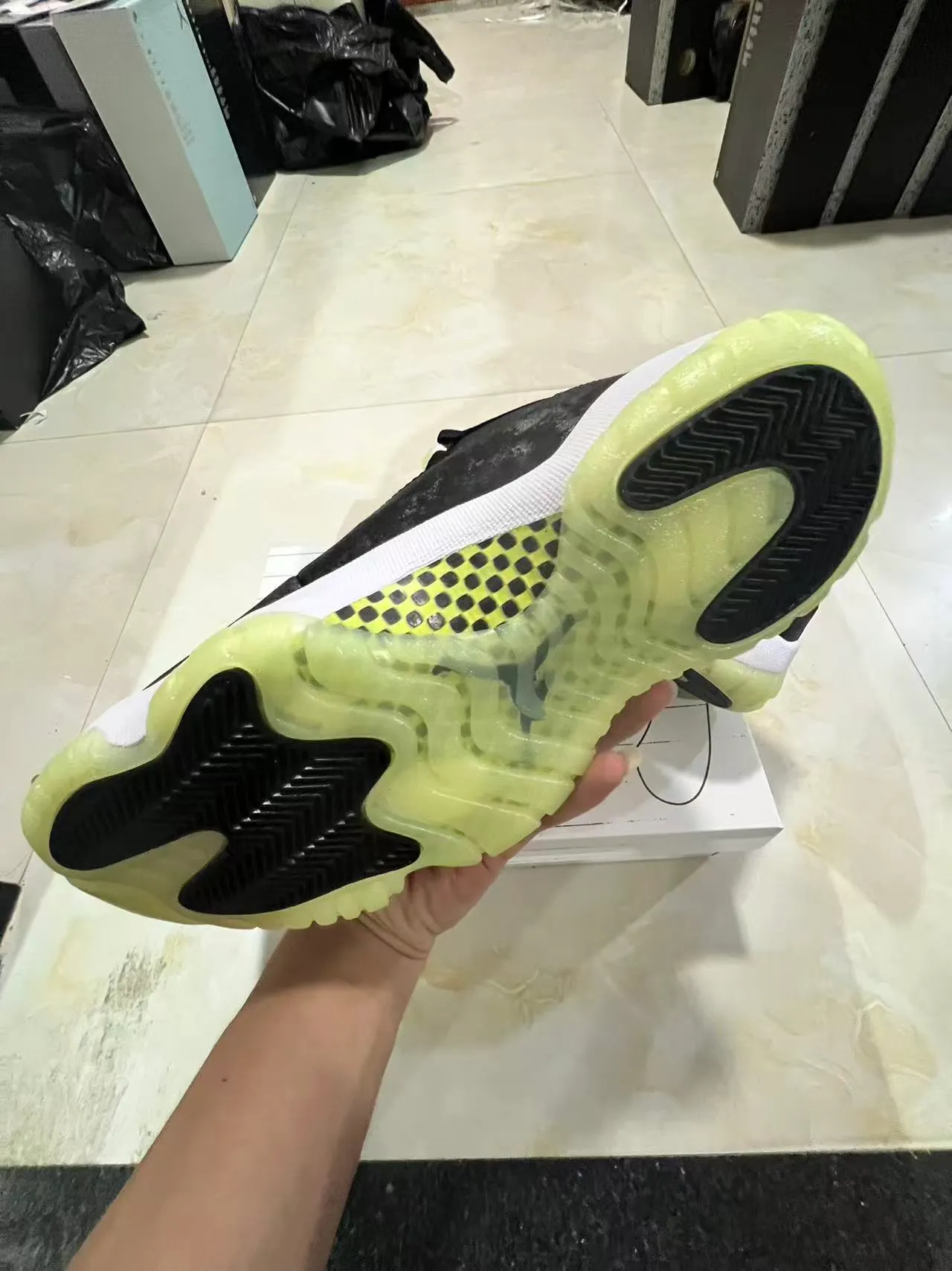 Air Jordan 11 distressed black white lime green বাস্কেটবল জুতো 6