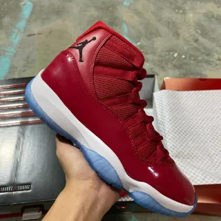 Tênis de basquete em couro envernizado Air Jordan 11 Gym Red