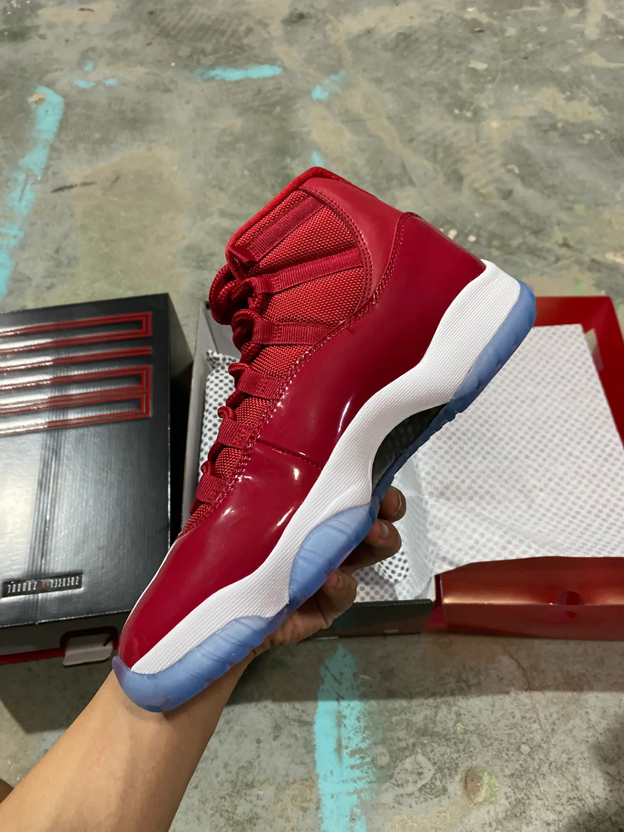 Air Jordan 11 Gym Red 漆皮篮球鞋 3