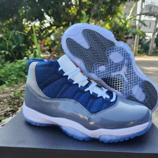 Tênis de basquete Air Jordan 11 em couro envernizado azul-marinho e cinza