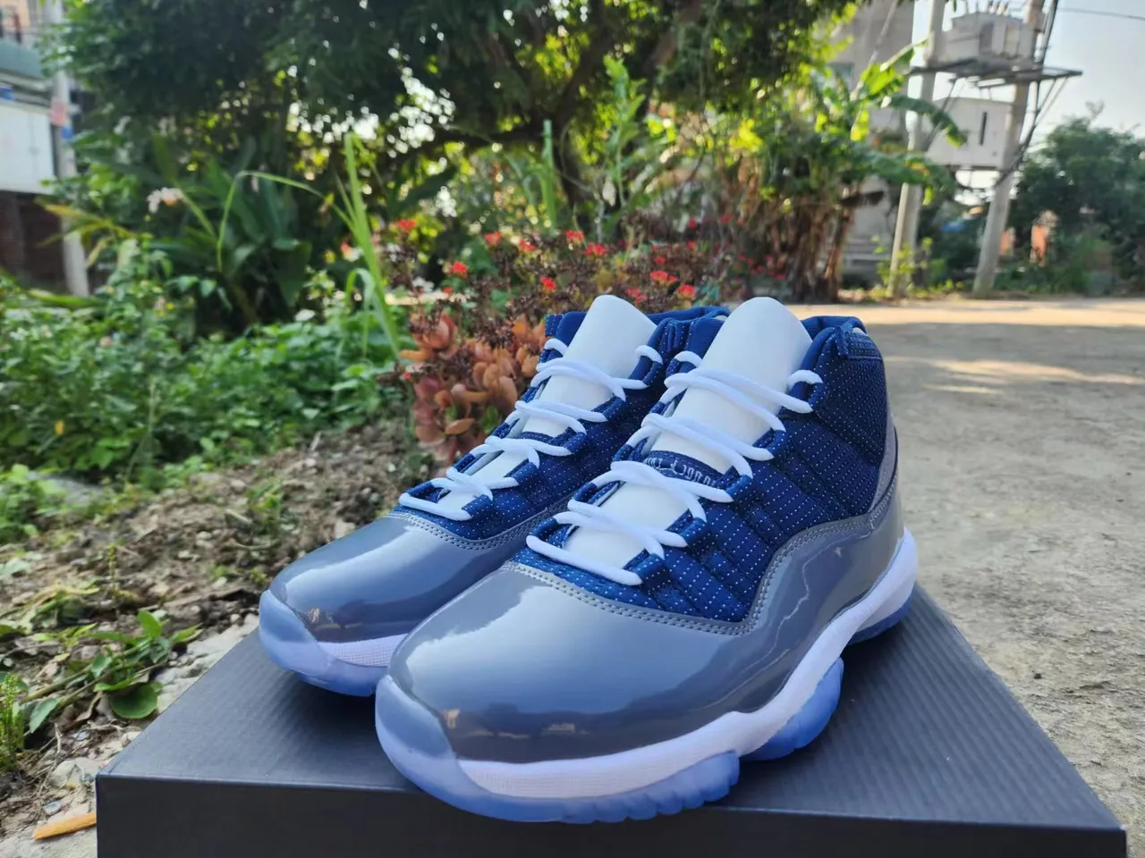 حذاء كرة السلة Air Jordan 11 من الجلد اللامع باللونين الكحلي والرمادي 2
