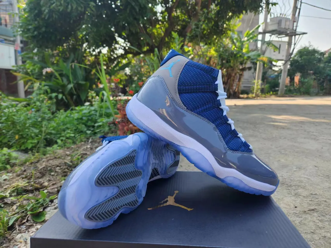 حذاء كرة السلة Air Jordan 11 من الجلد اللامع باللونين الكحلي والرمادي 3