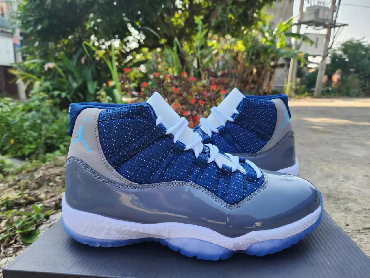 حذاء كرة السلة Air Jordan 11 من الجلد اللامع باللونين الكحلي والرمادي 4
