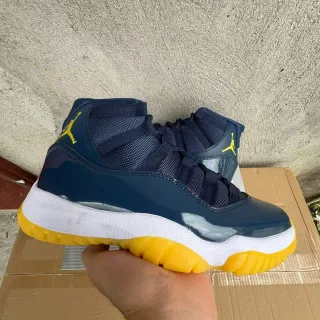Zapatillas de baloncesto Air Jordan 11 azul marino, blanco y amarillo
