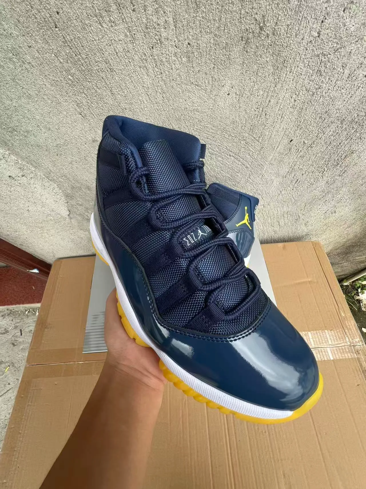 Zapatillas de baloncesto Air Jordan 11 azul marino, blanco y amarillo 2