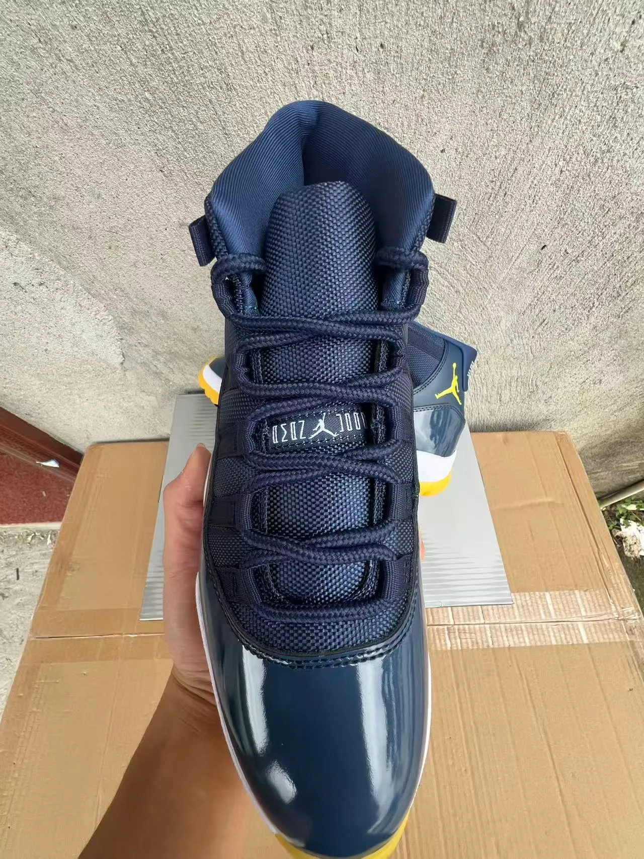 Zapatillas de baloncesto Air Jordan 11 azul marino, blanco y amarillo 3