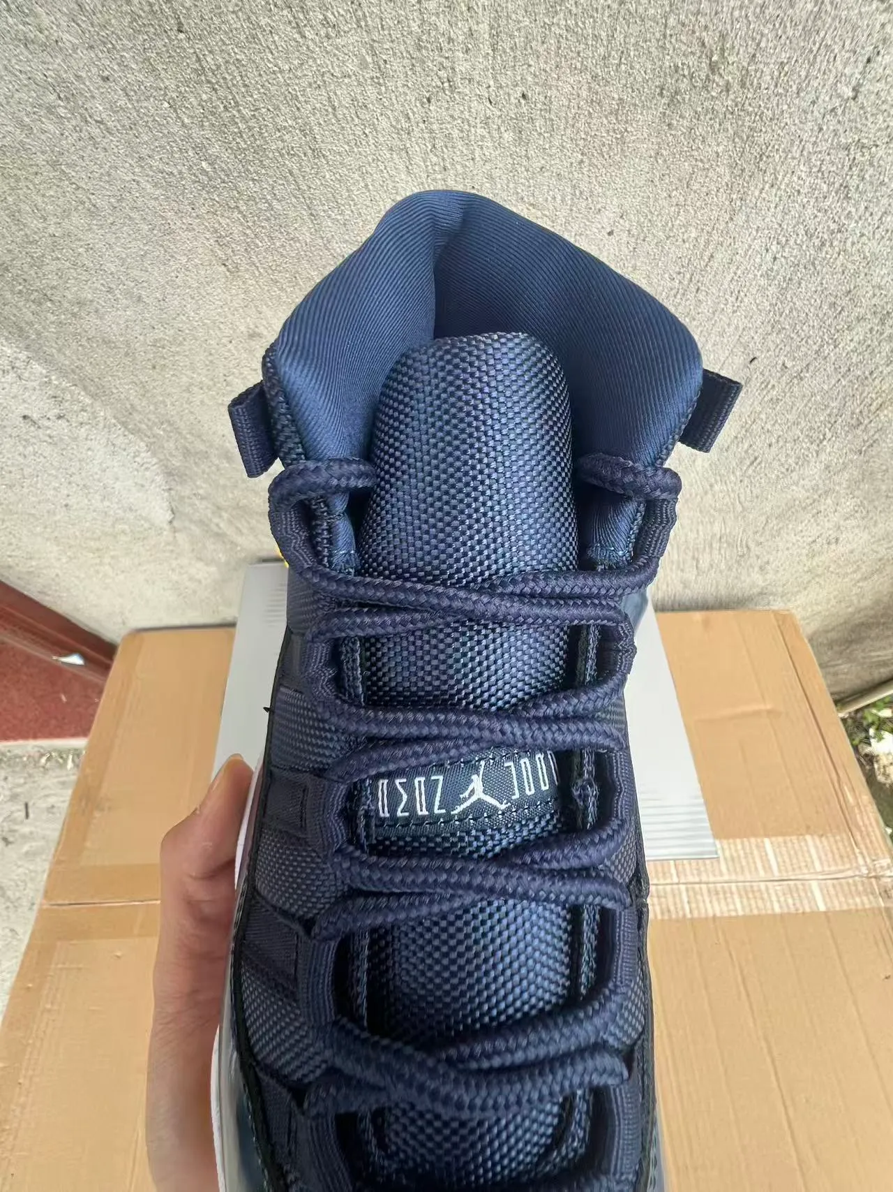 Zapatillas de baloncesto Air Jordan 11 azul marino, blanco y amarillo 4