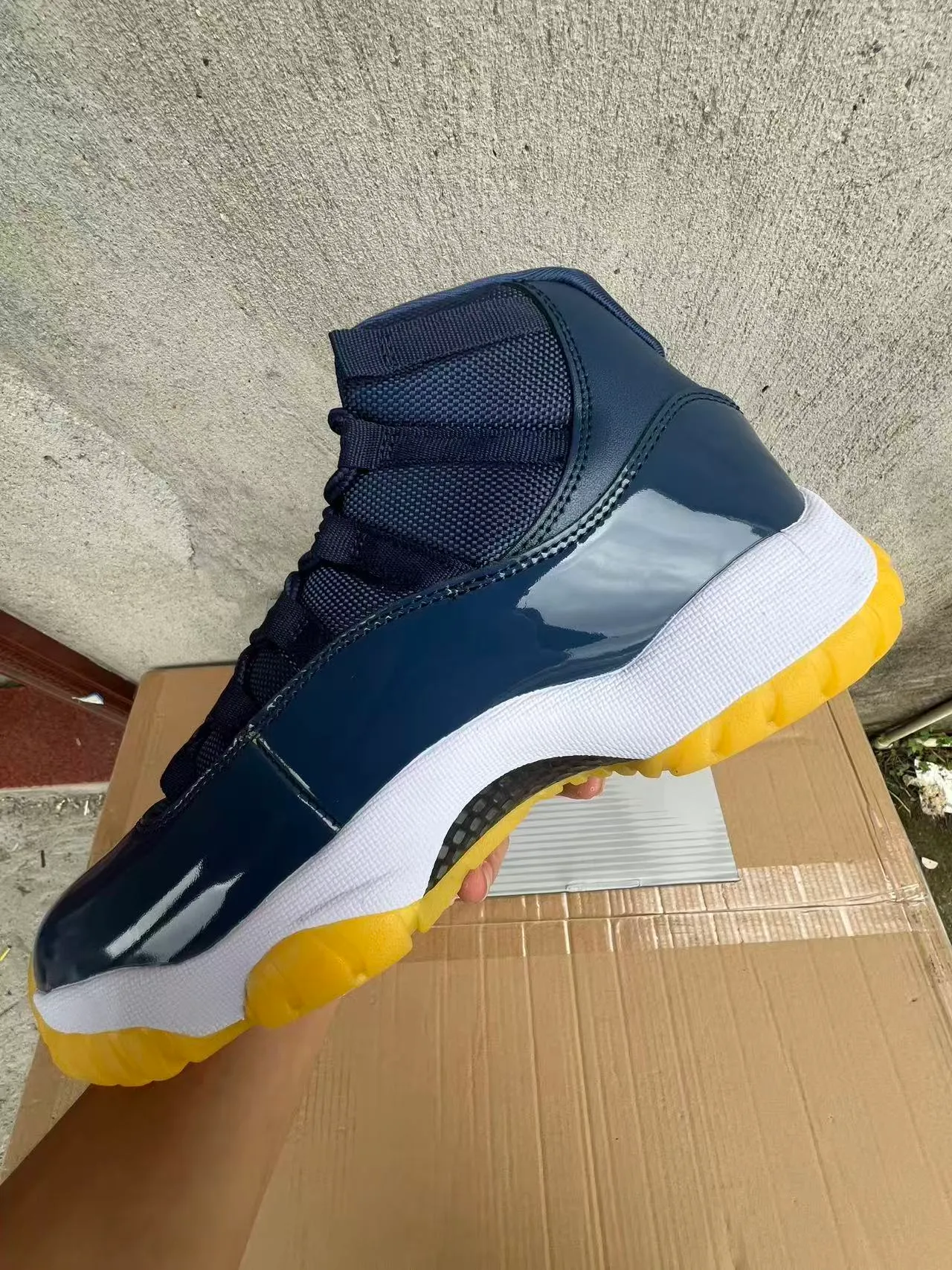 Zapatillas de baloncesto Air Jordan 11 azul marino, blanco y amarillo 5