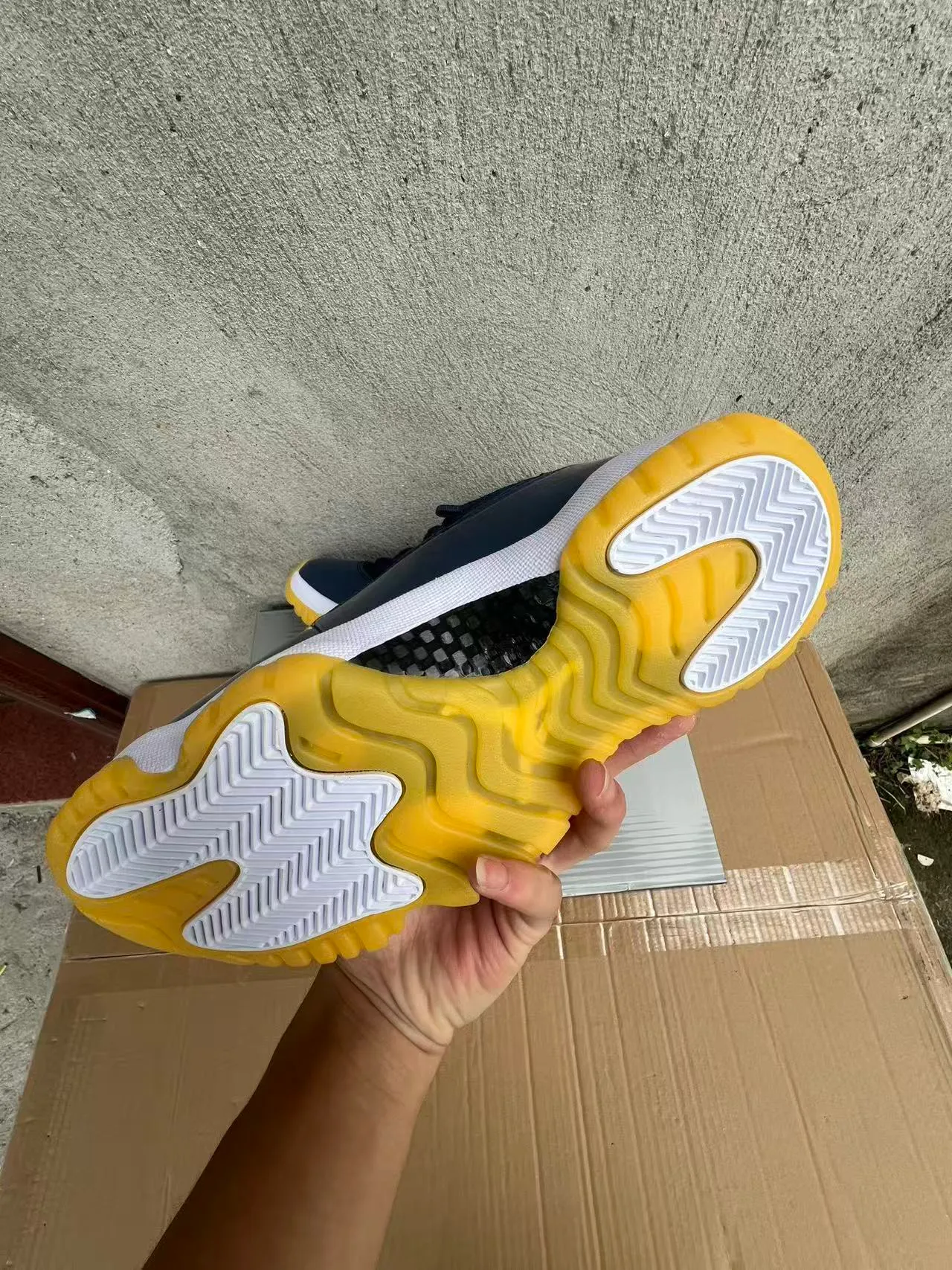 Zapatillas de baloncesto Air Jordan 11 azul marino, blanco y amarillo 6