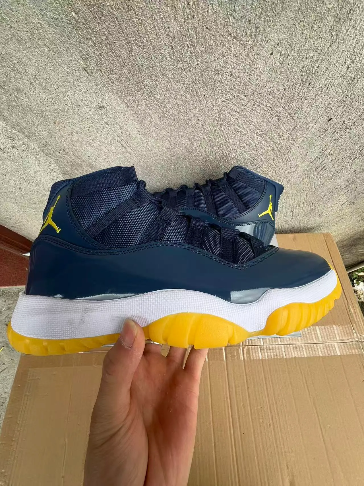 Zapatillas de baloncesto Air Jordan 11 azul marino, blanco y amarillo 7