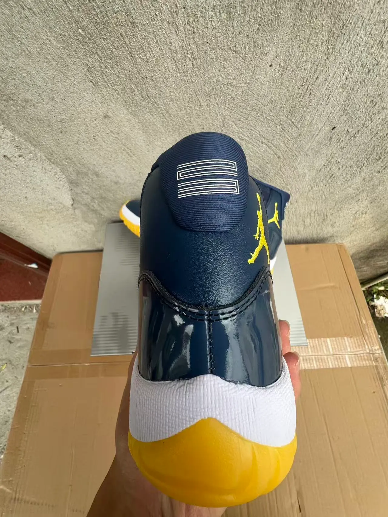 Zapatillas de baloncesto Air Jordan 11 azul marino, blanco y amarillo 8