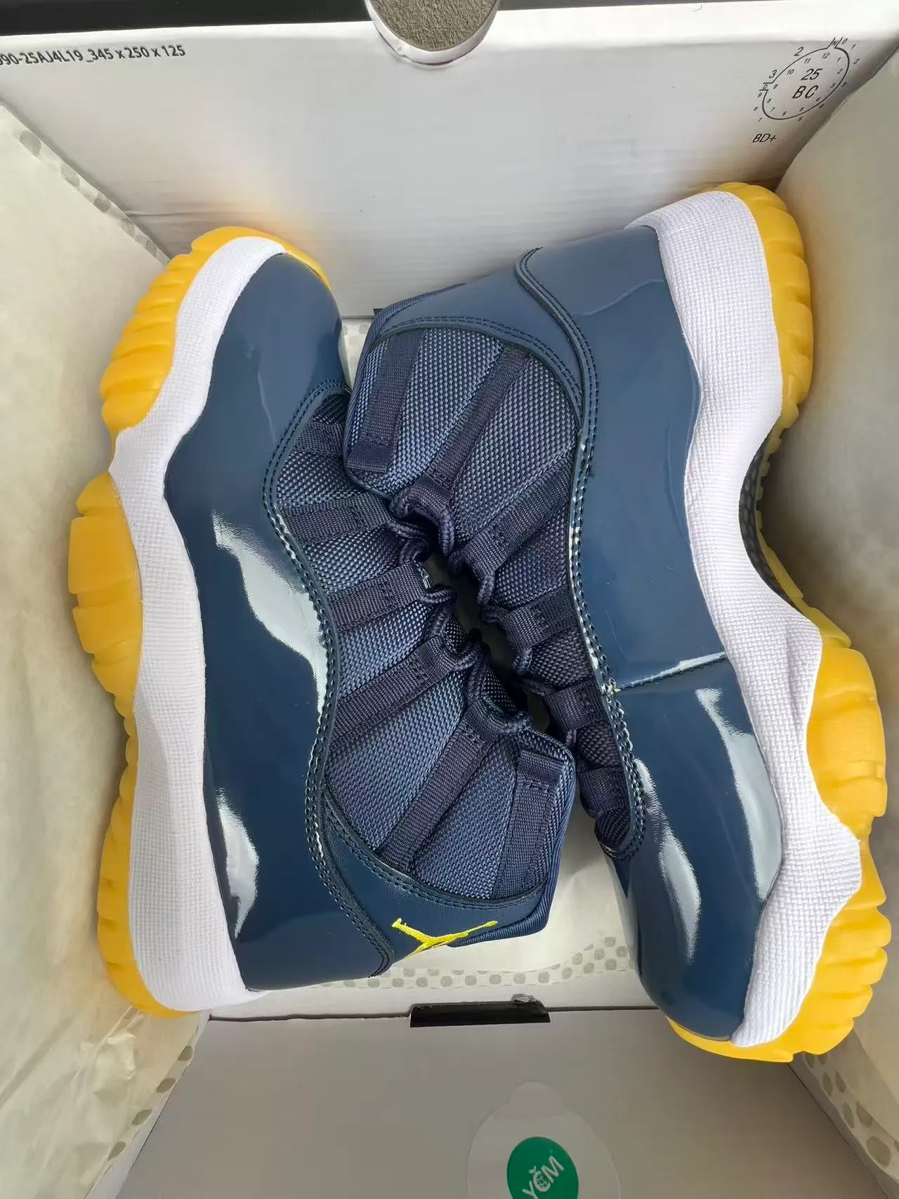 Zapatillas de baloncesto Air Jordan 11 azul marino, blanco y amarillo 9