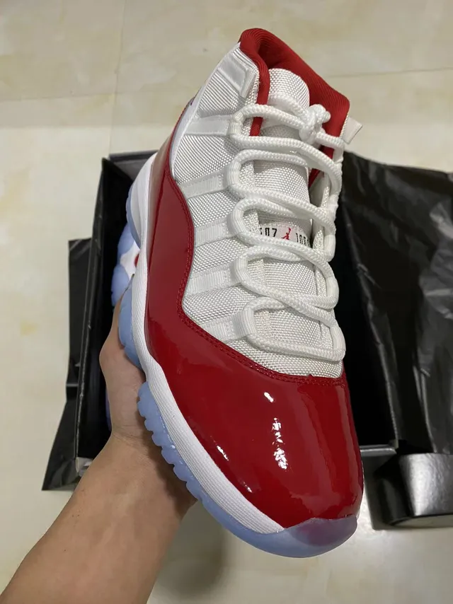 حذاء كرة السلة Air Jordan 11 عالي الرقبة باللونين الأحمر والأبيض مع واقي طين من الجلد اللامع 2