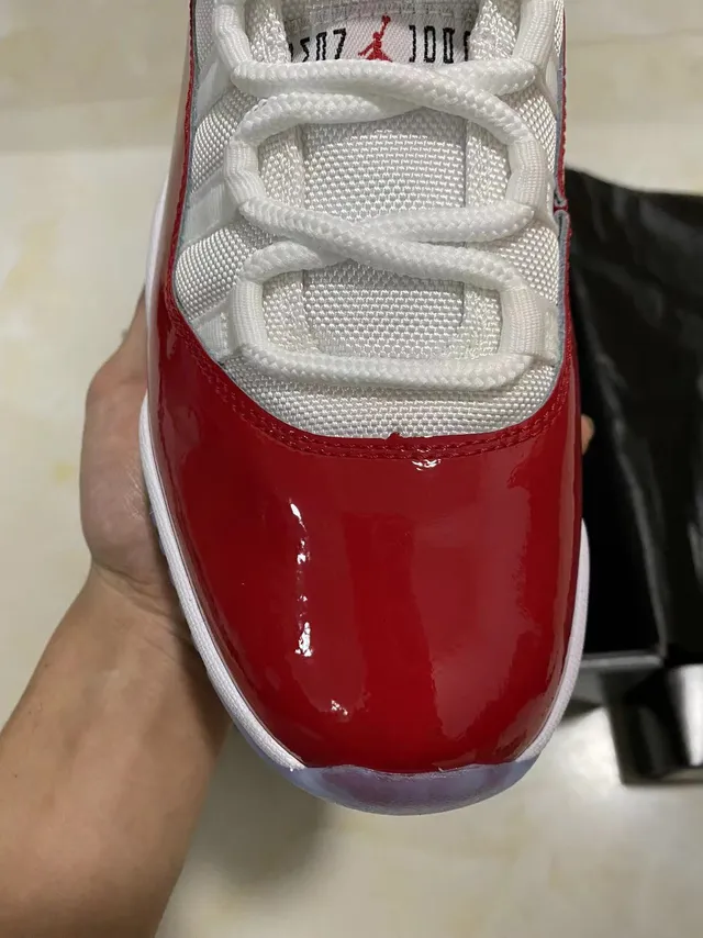 حذاء كرة السلة Air Jordan 11 عالي الرقبة باللونين الأحمر والأبيض مع واقي طين من الجلد اللامع 3
