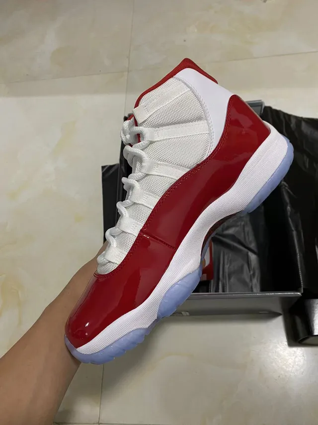 حذاء كرة السلة Air Jordan 11 عالي الرقبة باللونين الأحمر والأبيض مع واقي طين من الجلد اللامع 4
