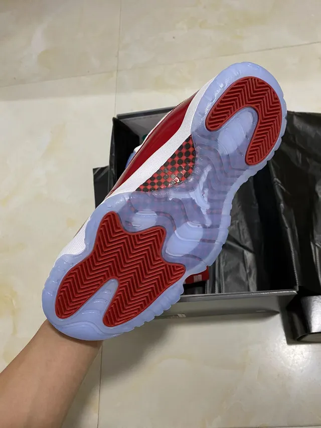 حذاء كرة السلة Air Jordan 11 عالي الرقبة باللونين الأحمر والأبيض مع واقي طين من الجلد اللامع 5