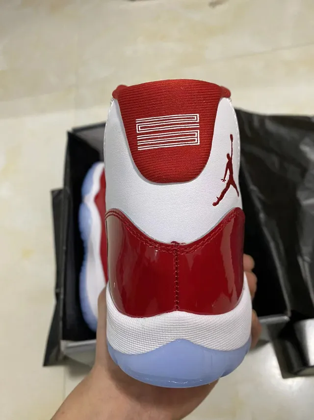 حذاء كرة السلة Air Jordan 11 عالي الرقبة باللونين الأحمر والأبيض مع واقي طين من الجلد اللامع 6
