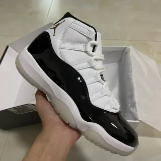 Zapatillas de baloncesto Air Jordan 11 de charol blanco, negro y dorado