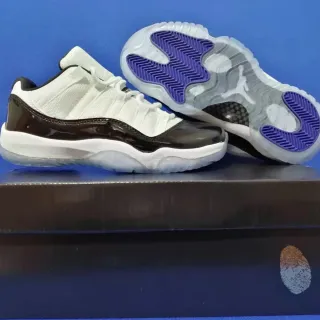 Tênis de basquete Air Jordan 11 branco preto roxo