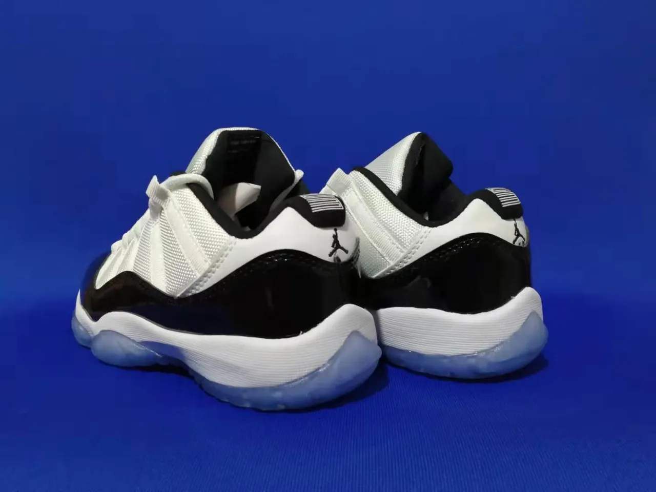 Zapatillas de baloncesto Air Jordan 11 blanco negro morado 2