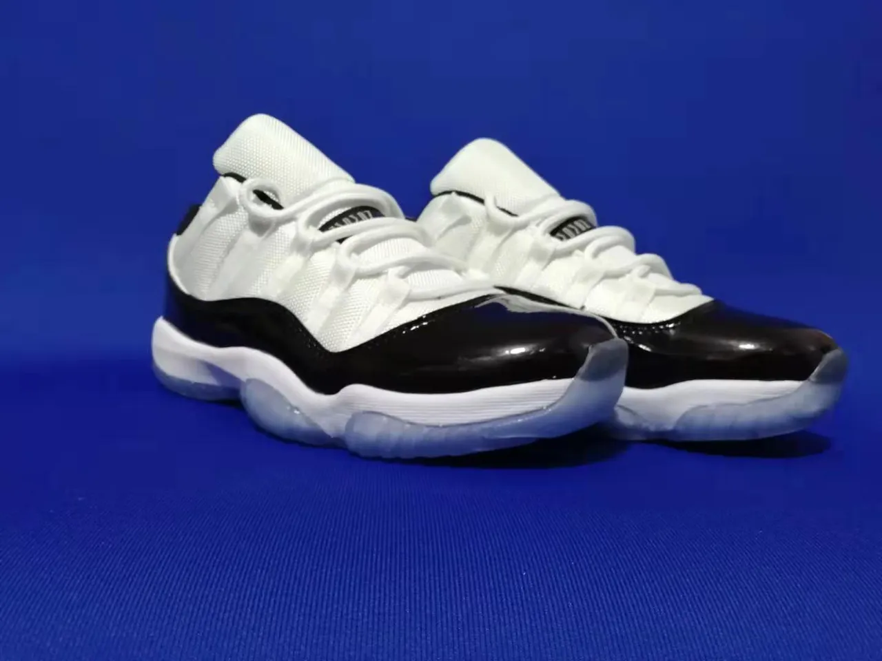 Zapatillas de baloncesto Air Jordan 11 blanco negro morado 3