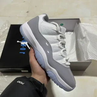 Tênis de basquete Air Jordan 11 de couro envernizado branco e cinza