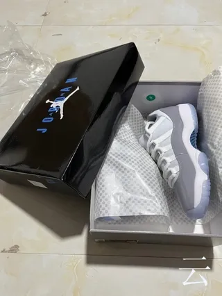 حذاء كرة السلة Air Jordan 11 من الجلد اللامع باللونين الأبيض والرمادي 2