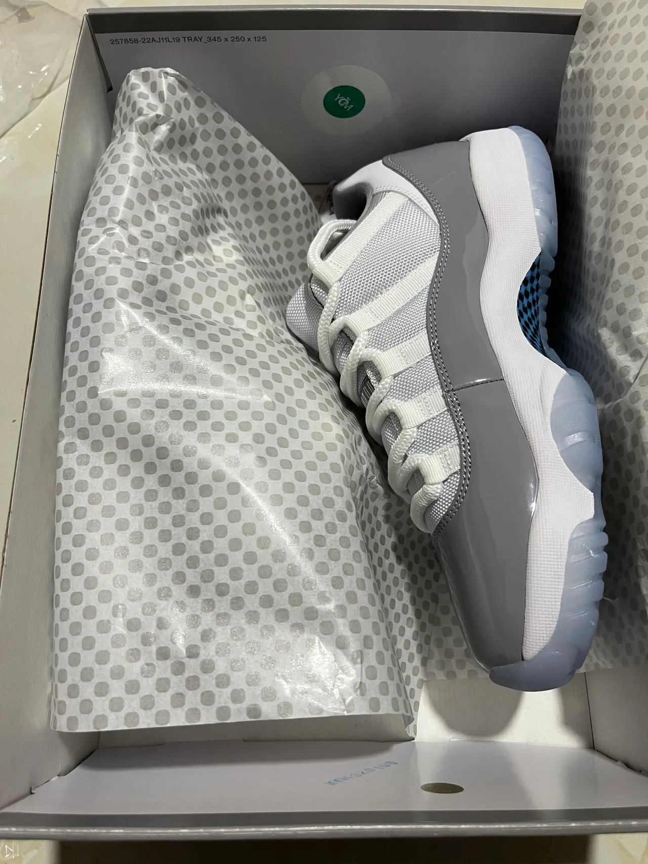 حذاء كرة السلة Air Jordan 11 من الجلد اللامع باللونين الأبيض والرمادي 3