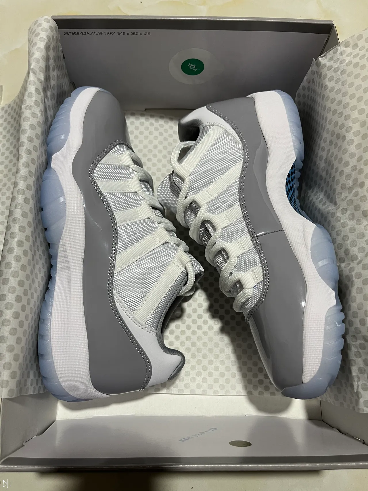 حذاء كرة السلة Air Jordan 11 من الجلد اللامع باللونين الأبيض والرمادي 4