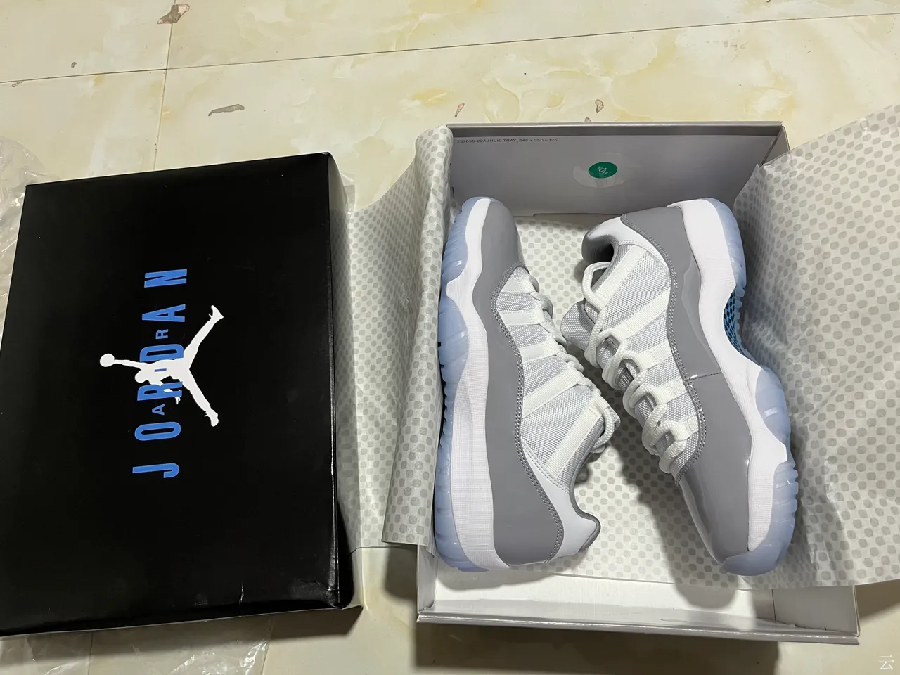 حذاء كرة السلة Air Jordan 11 من الجلد اللامع باللونين الأبيض والرمادي 6