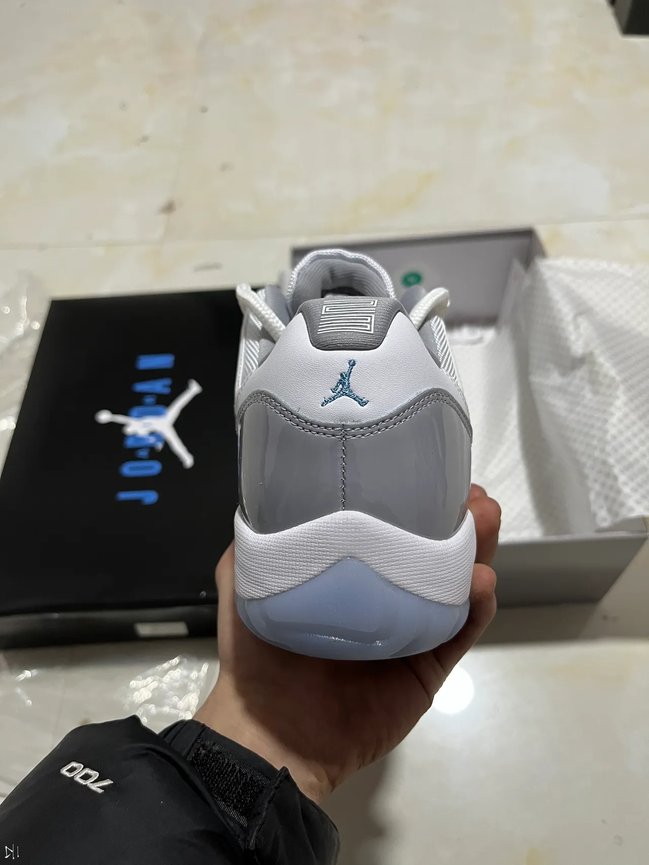 حذاء كرة السلة Air Jordan 11 من الجلد اللامع باللونين الأبيض والرمادي 7