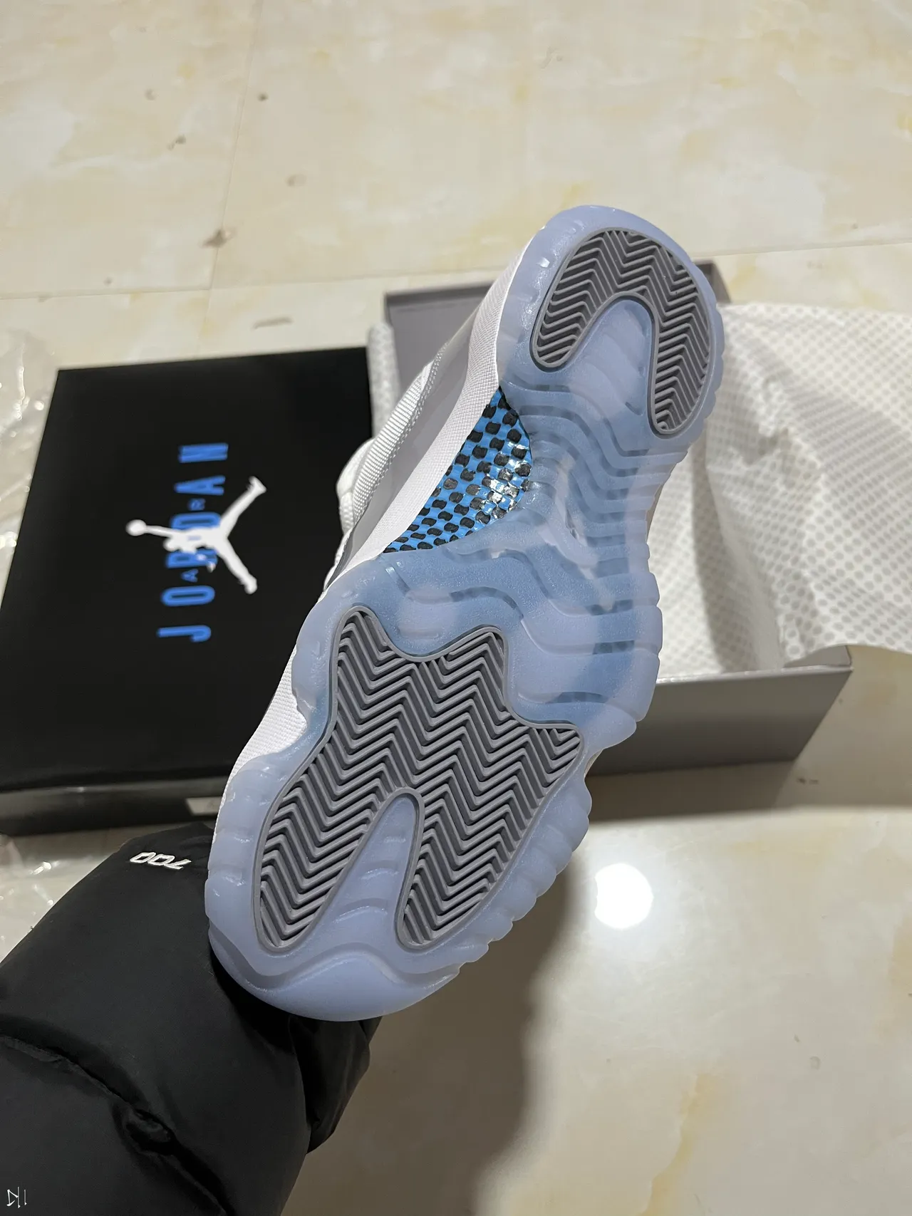حذاء كرة السلة Air Jordan 11 من الجلد اللامع باللونين الأبيض والرمادي 8