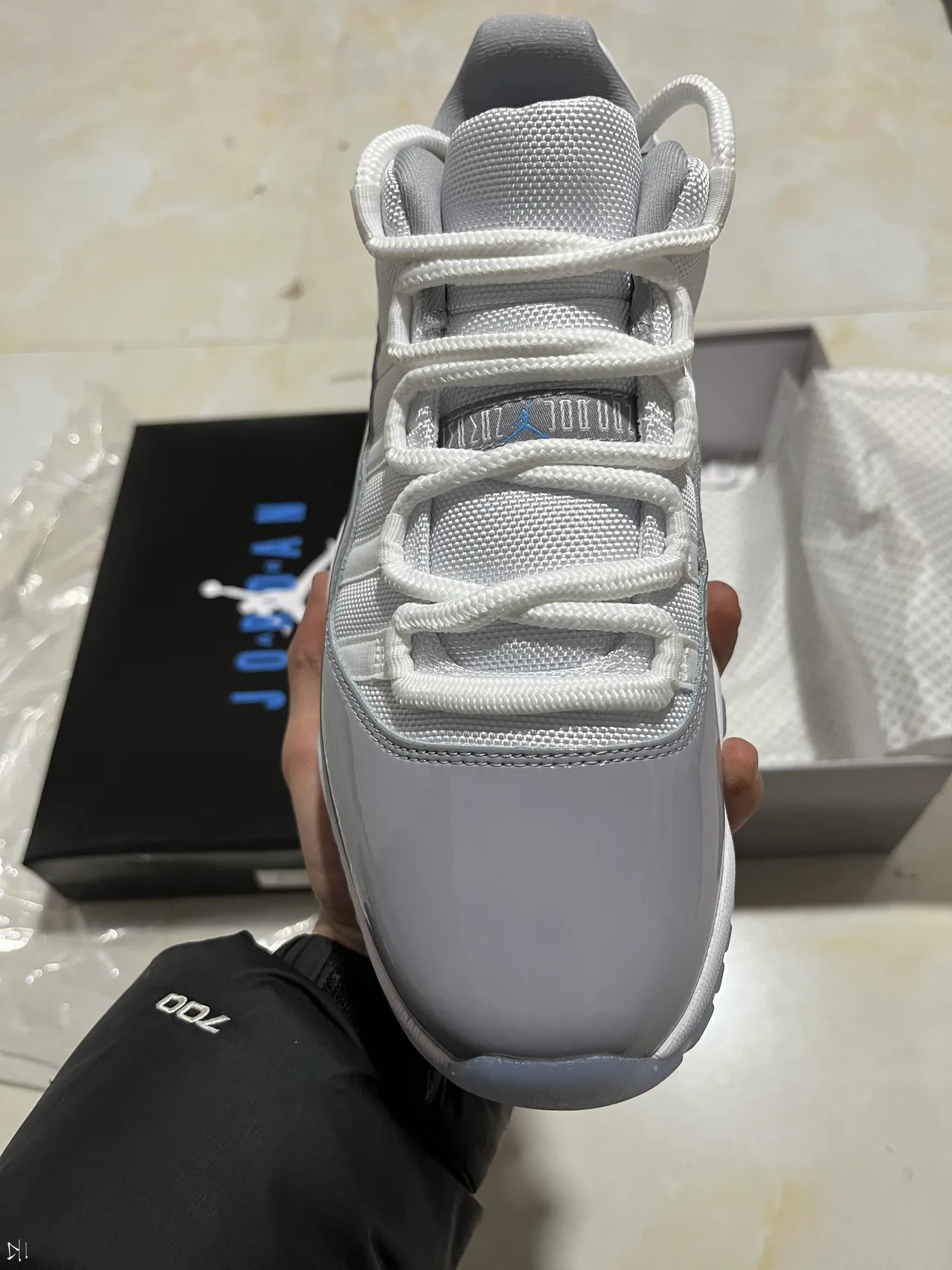 حذاء كرة السلة Air Jordan 11 من الجلد اللامع باللونين الأبيض والرمادي 9