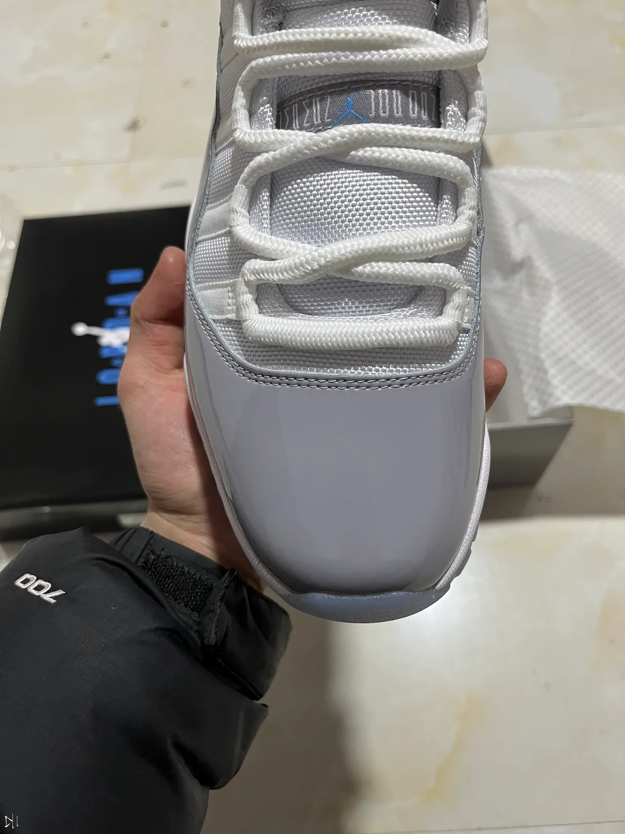 حذاء كرة السلة Air Jordan 11 من الجلد اللامع باللونين الأبيض والرمادي 10