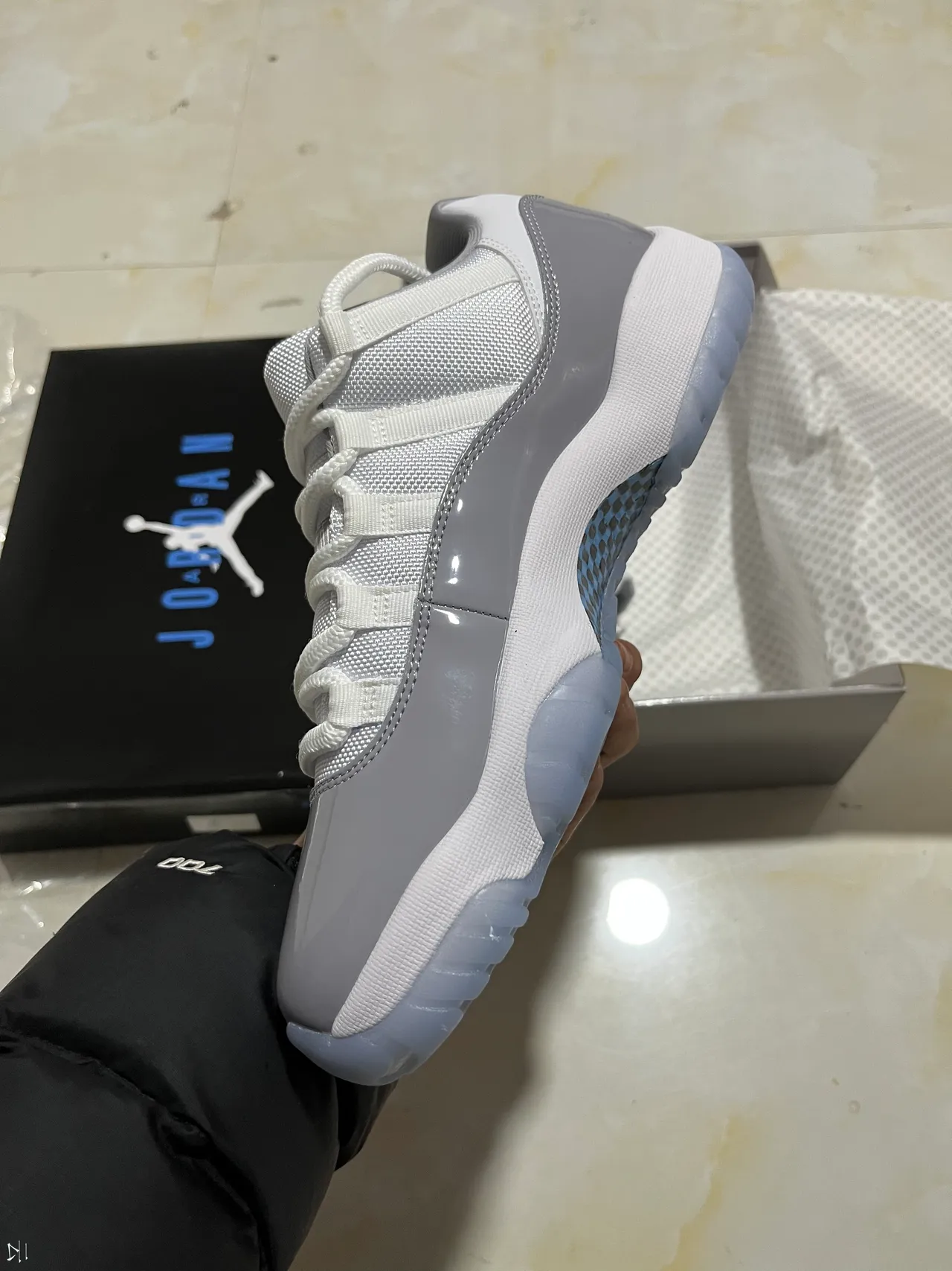 حذاء كرة السلة Air Jordan 11 من الجلد اللامع باللونين الأبيض والرمادي 11