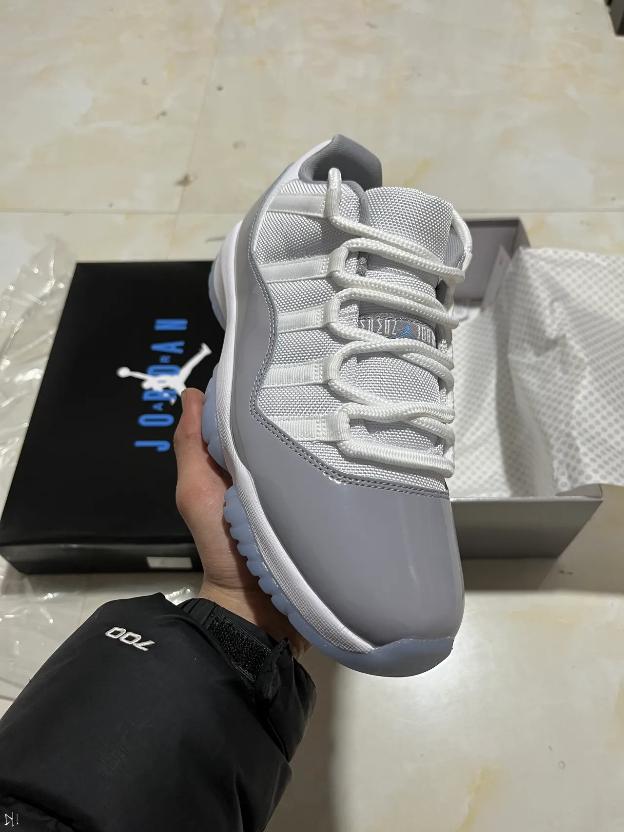 حذاء كرة السلة Air Jordan 11 من الجلد اللامع باللونين الأبيض والرمادي 12
