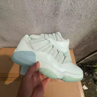 Tênis de basquete Air Jordan 11 branco e verde-menta