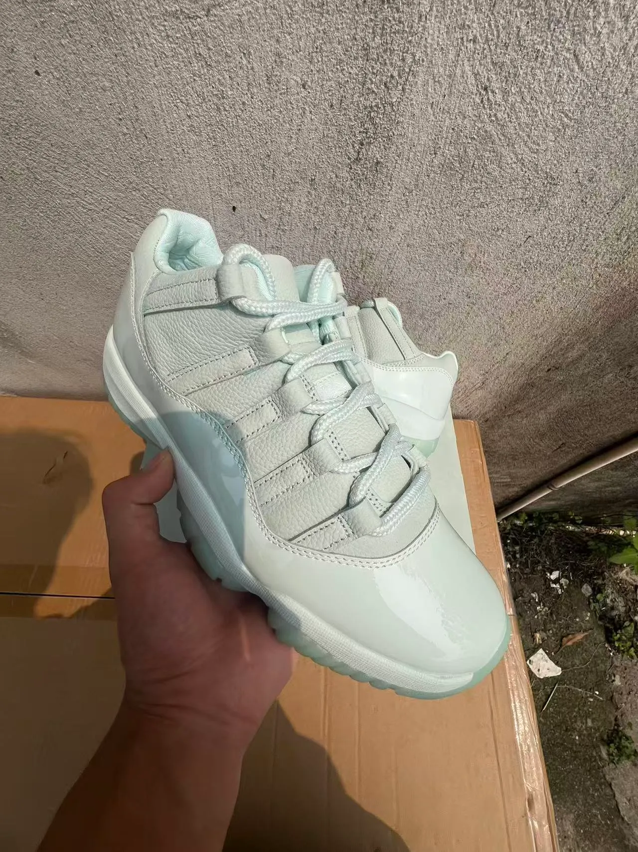 حذاء كرة السلة Air Jordan 11 أبيض وأخضر نعناعي 2