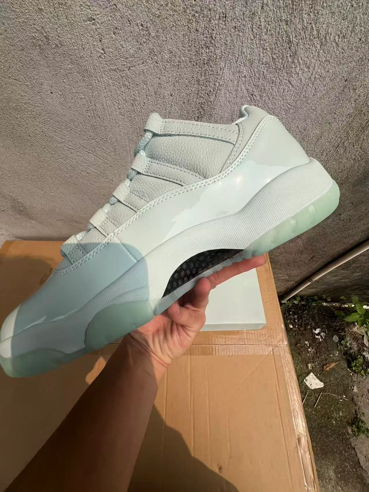 حذاء كرة السلة Air Jordan 11 أبيض وأخضر نعناعي 5